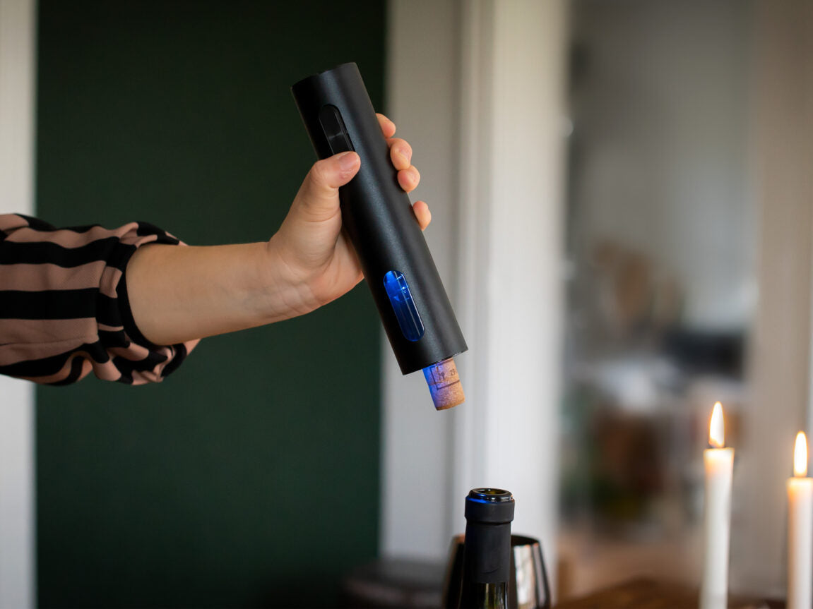 Öppna vin enkelt med en elektrisk korkskruv från ONYX Cookware
