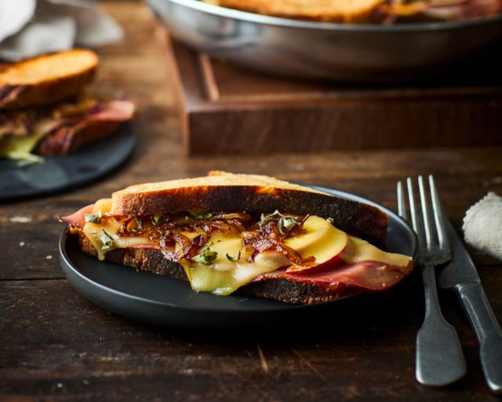 Stekt toast med rökt gouda, äpple och karamelliserad lök