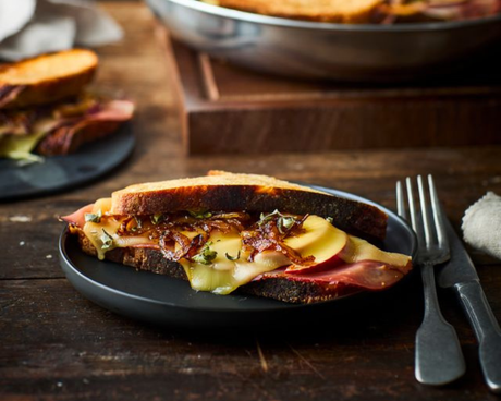 Stekt toast med rökt gouda, äpple och karamelliserad lök