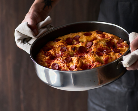 Recept på Detroit style pizza med pepperoni och krispiga ostkanter