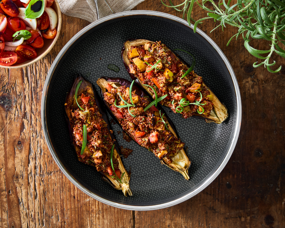 Recept på fyllda auberginer med quinoa och tomatsallad