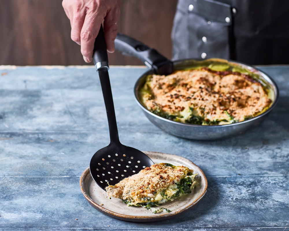 Recept på spenatlasagne med mozzarella och pinjenötter