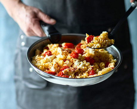 Bakad feta med pasta – enkelt recept med tomater och fetaost