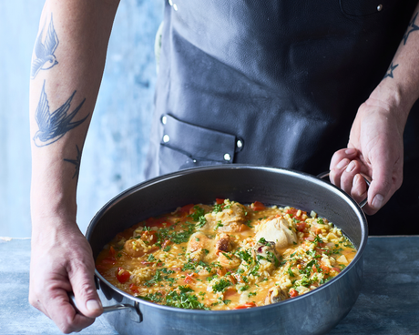 Recept på paella med kyckling och räkor