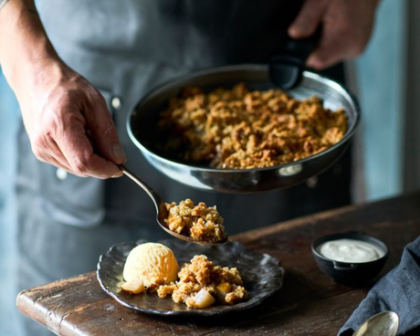 Päroncrumble med valnötter