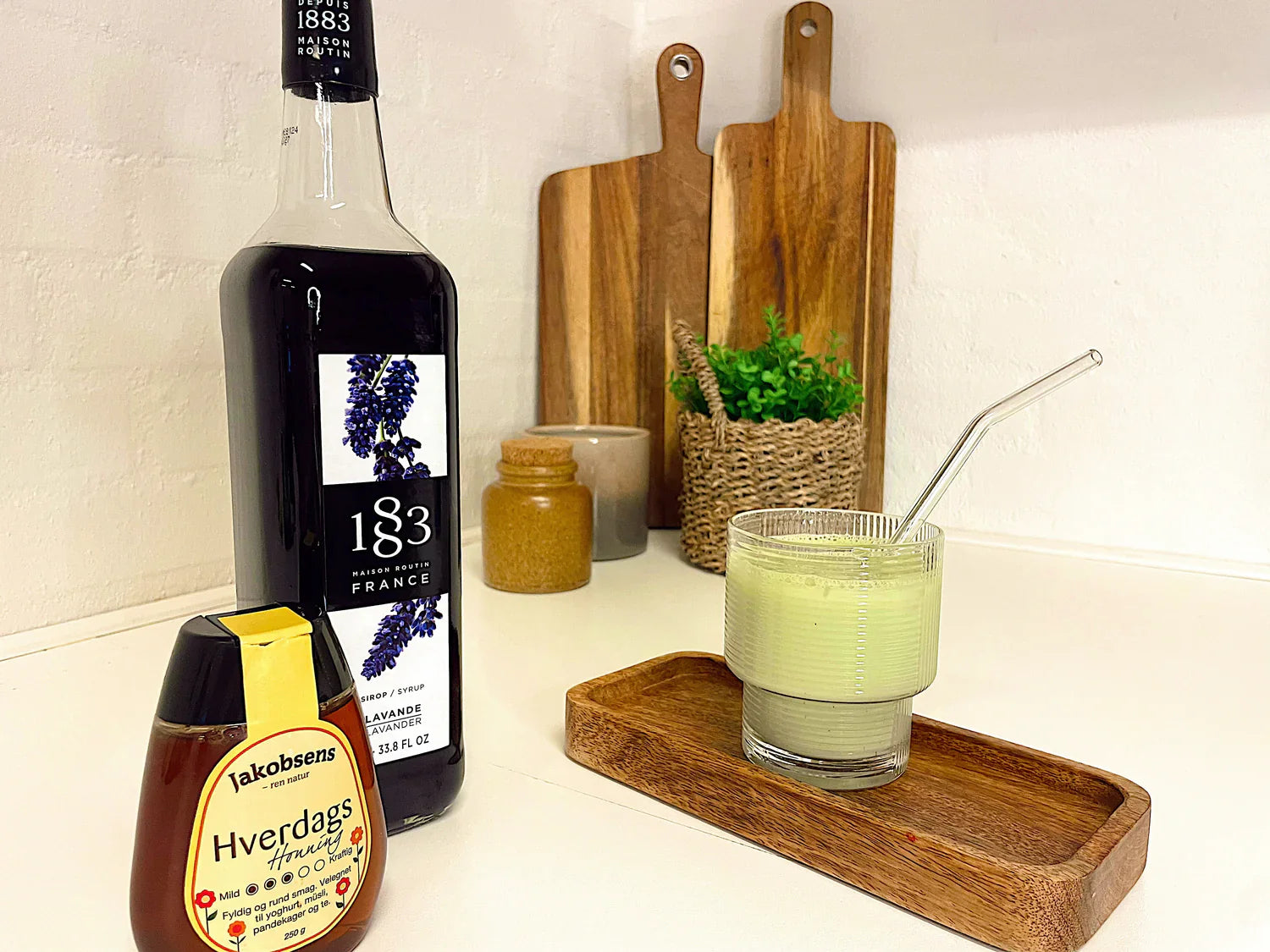 Lavender Honey Iced Matcha – blommig matcha med honung och lavendel