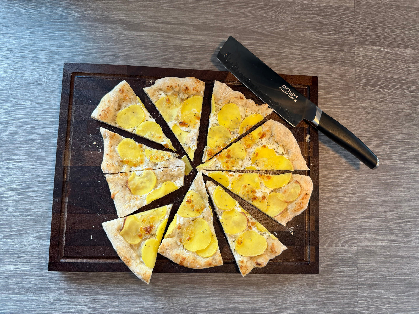Surdegspizza på bakstål från ONYX Cookware