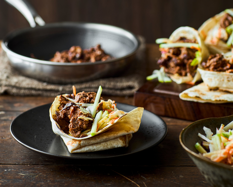 Pulled beef i tortillas med coleslaw och äpple