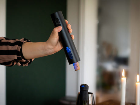 Öppna vin enkelt med en elektrisk korkskruv från ONYX Cookware  