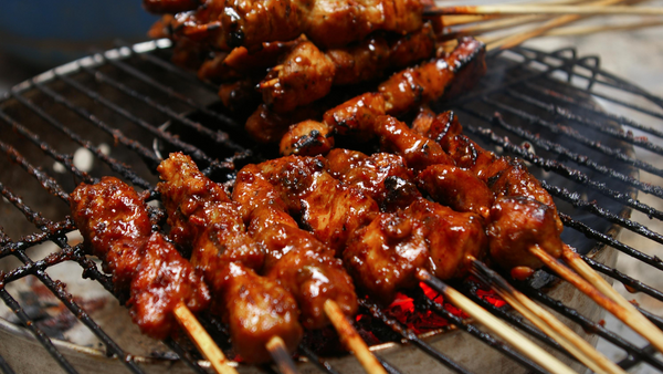 Sommarens grillfavorit: BBQ-marinerade kycklingspett med majskolvar