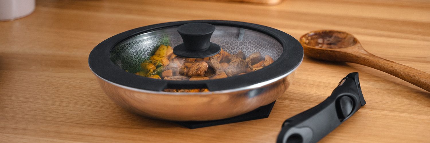 BLANDAD STEKPANNA MED AVTAGBART HANDTAG – 2-DELAT WOKSET