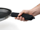 HANDTAGSSKYDD FÖR STEKPANNA